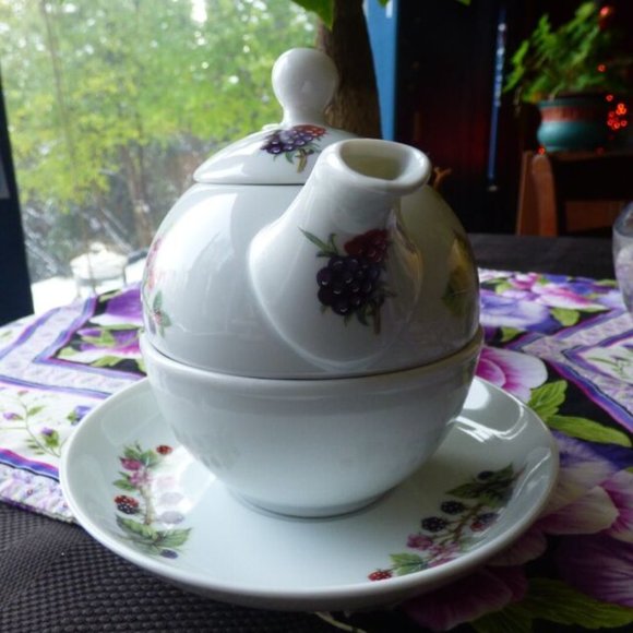 VTG FIELDER PORCELAIN TEAPOT AND CUP / SAUCER STACKED SET BERRY & FLORAL DESIGN - Picture 4 of 15